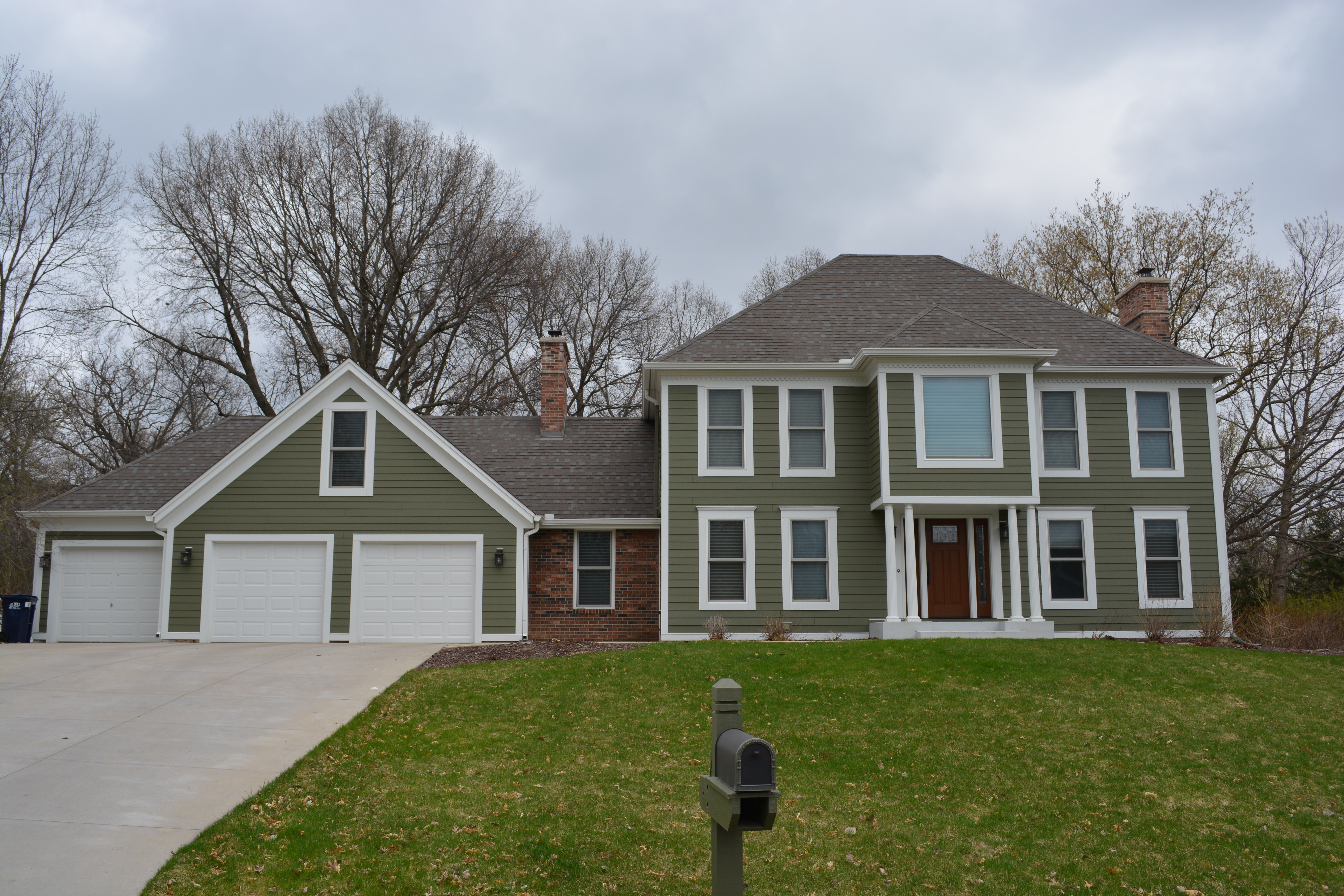 Lakeville MN home with Mountain Sage James Hardie siding and Marvin fiberglass windows