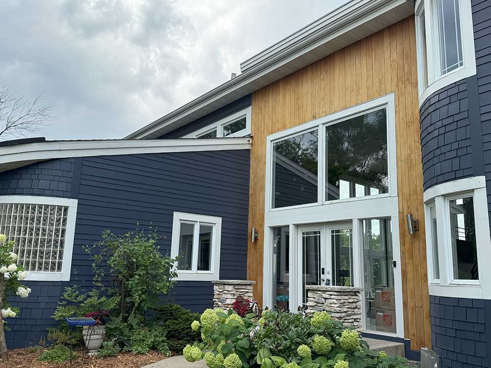 Close-up of James Hardie Deep Ocean siding in alternating lap sizes installed on Chanhassen home.