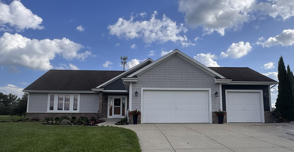 Muskego WI home with James Hardie Pearl Gray shakes and Iron Gray siding accents